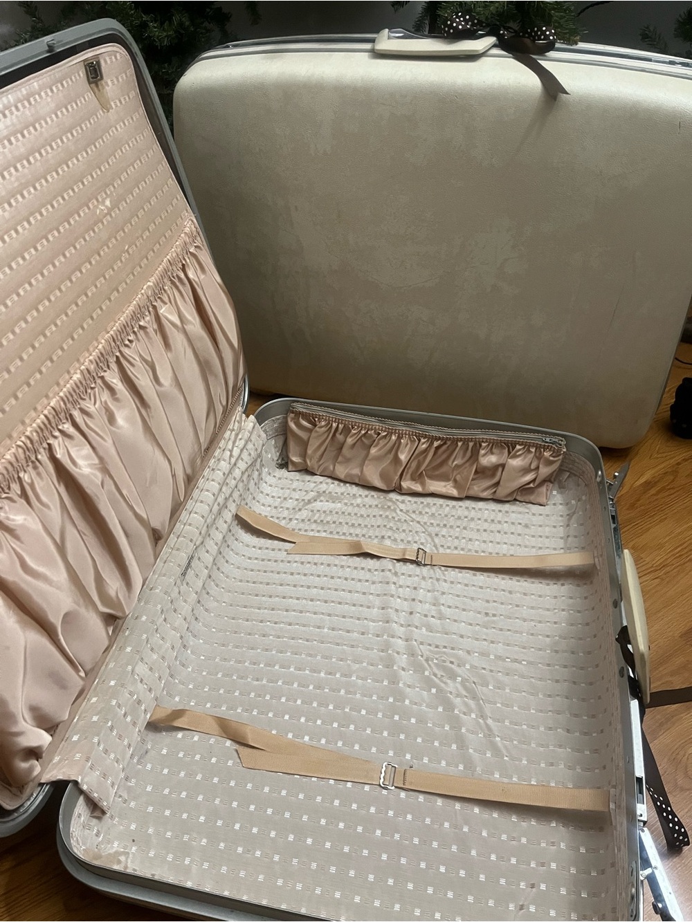 Vintage Samsonite cream satin-lined suitcase. In good condition. 2 pc set.
